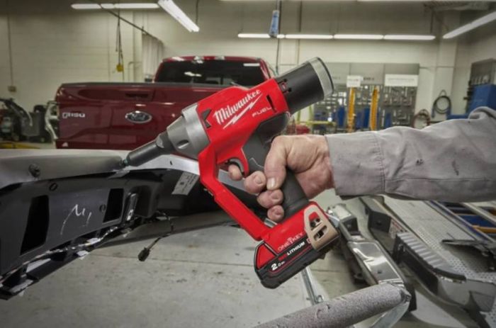 Заклепочник акумуляторний MILWAUKEE, M18 FUEL ONEFPRT-202X, під заклепки (Ø4,8-7,0мм) (+заряд.пристрій, 2ак.Х2Аг, HDкейс)
