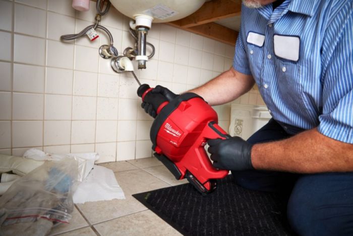 Аккумуляторная прочистная машина MILWAUKEE M18 FUEL FDCPF10-201C Тросиком 10 мм