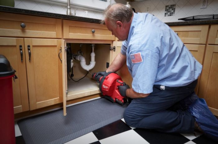 Аккумуляторная прочистная машина MILWAUKEE M18 FUEL FDCPF10-201C Тросиком 10 мм