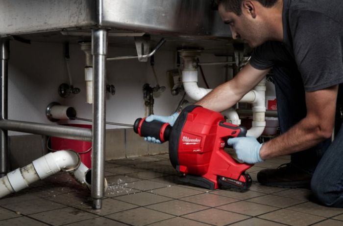 Аккумуляторная прочистная машина MILWAUKEE M18 FUEL FDCPF10-201C Тросиком 10 мм