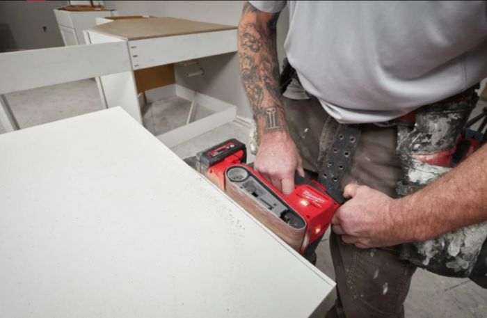 Акумуляторная стрічкова шлифмашина M18FBTS75-0 Безщітковий Тримач