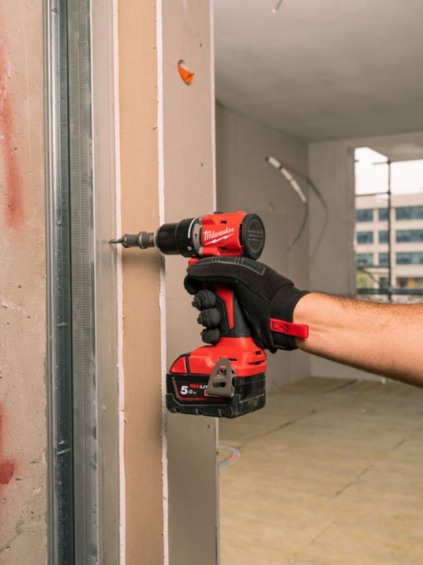 Дриль-шуруповерт акумуляторна безщіткова ударна MILWAUKEE M18 BLPDRC-0 (60Нм) (каркас) + M18 B2 подарунок