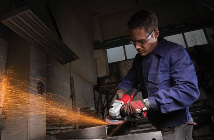 Кутошліфувальна машина MILWAUKEE 125 мм AGV 15-125 XC 4933428120