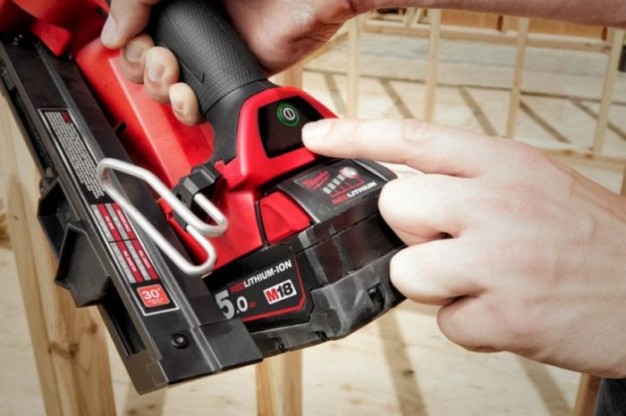 Пістолет цвяхозабивний акумуляторний безщітковий MILWAUKEE M18 FUEL FFNS-502C 4933478302