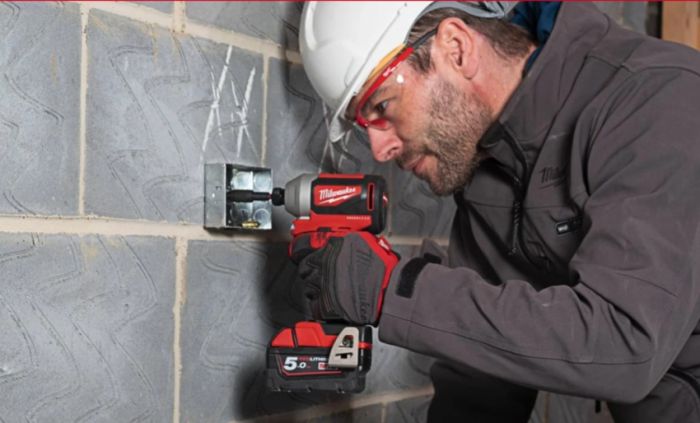 Шуруповерт ударний акумуляторний безщітковий M18 BLID2-0X крутий. мом 180 Нм MILWAUKEE (HD кейс)