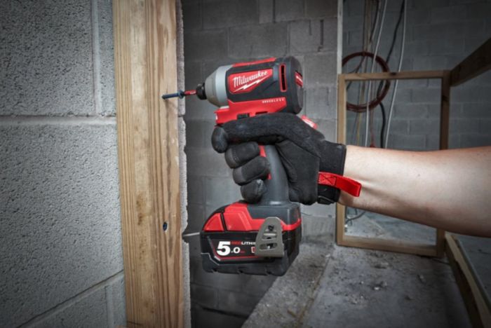 Шуруповерт ударний акумуляторний безщітковий M18 BLID2-0X крутий. мом 180 Нм MILWAUKEE (HD кейс)