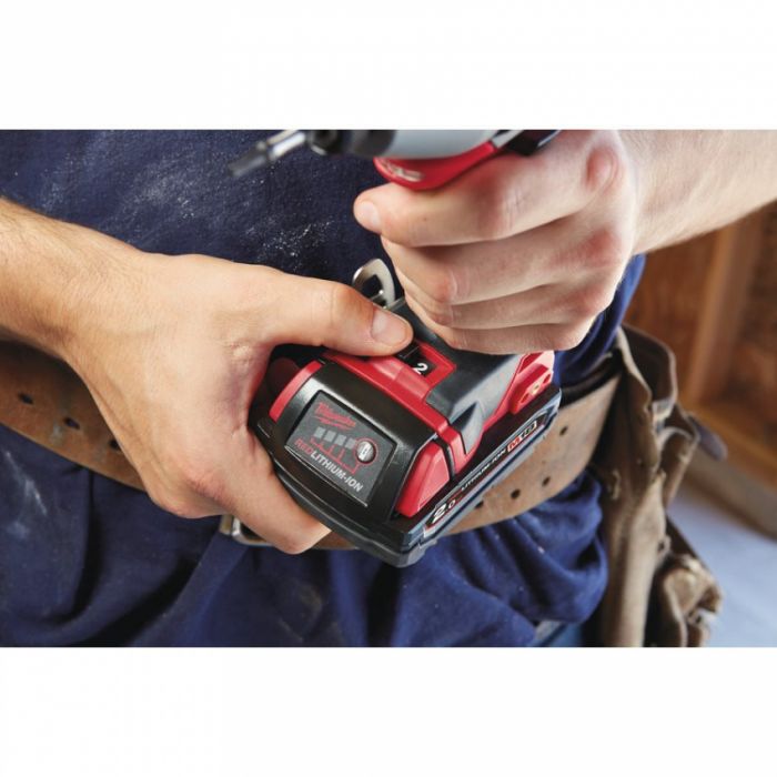 Імпульсний ударний шуруповерт акумуляторний 1/4" HEX MILWAUKEE, M18 BID-202C, 180Нм (зарядний пристрій, 2 акум.Х 2Ач, кейс)