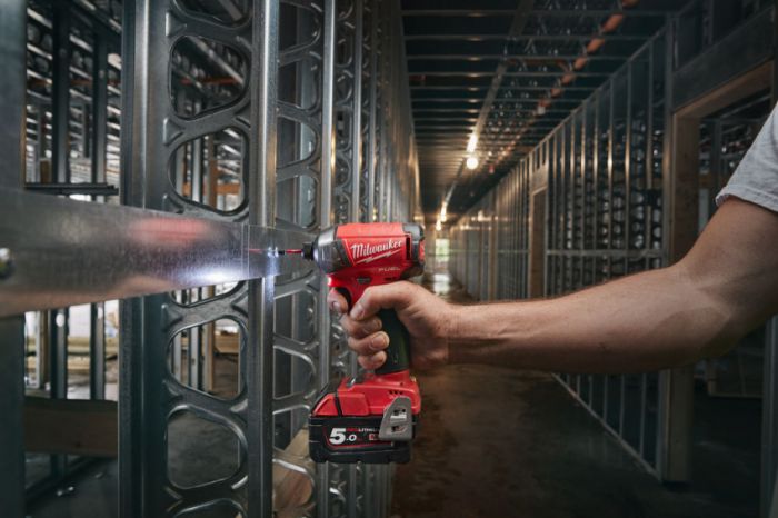 Імпульсний ударний шуруповерт акумуляторний 1/4" HEX MILWAUKEE, M18 FQID-502X, 50Нм (зарядний пристрій, 2 акум.Х 5Ач, кейс)