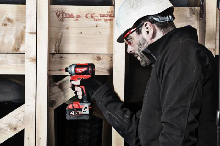 Гвинтоверт акумуляторний 1/4" HEX MILWAUKEE, M18 CBLID-402C, 180Нм, (зарядний пристрій, 2 акум.Х 4Ач, кейс)