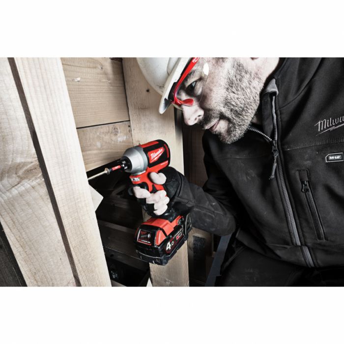Гвинтоверт акумуляторний 1/4" HEX MILWAUKEE, M18 CBLID-402C, 180Нм, (зарядний пристрій, 2 акум.Х 4Ач, кейс)