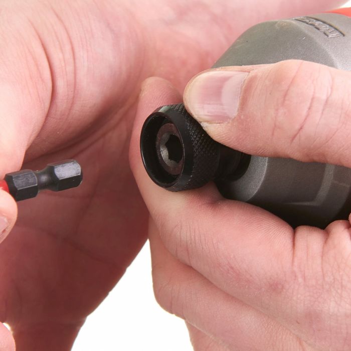 Гвинтоверт акумуляторний 1/4" HEX MILWAUKEE, M18 CBLID-402C, 180Нм, (зарядний пристрій, 2 акум.Х 4Ач, кейс)