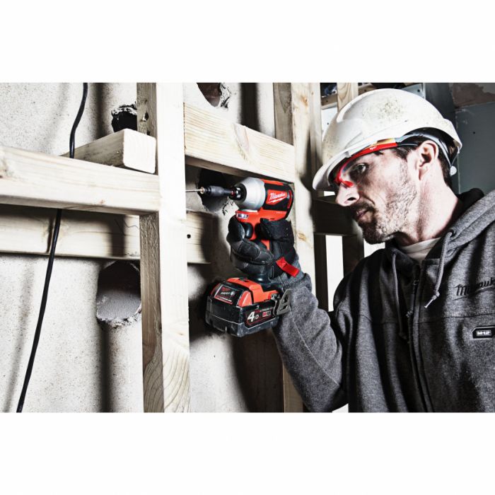 Гвинтоверт акумуляторний 1/4" HEX MILWAUKEE, M18 CBLID-402C, 180Нм, (зарядний пристрій, 2 акум.Х 4Ач, кейс)