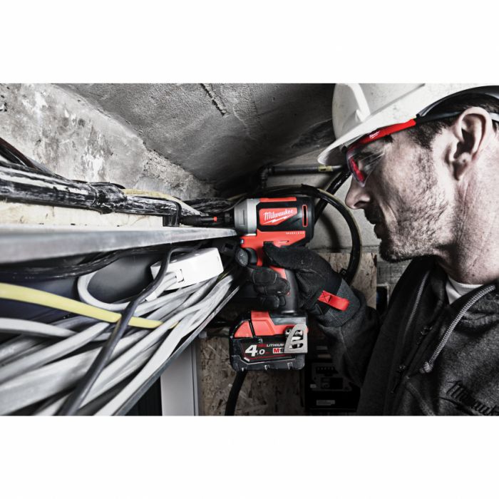 Гвинтоверт акумуляторний 1/4" HEX MILWAUKEE, M18 CBLID-402C, 180Нм, (зарядний пристрій, 2 акум.Х 4Ач, кейс)
