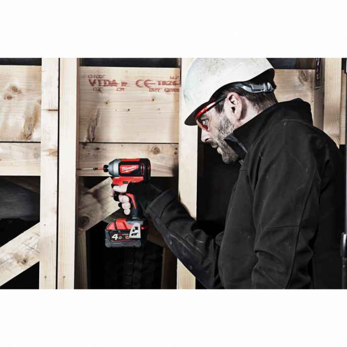 Гвинтоверт акумуляторний 1/4" HEX MILWAUKEE, M18 CBLID-402C, 180Нм, (зарядний пристрій, 2 акум.Х 4Ач, кейс)