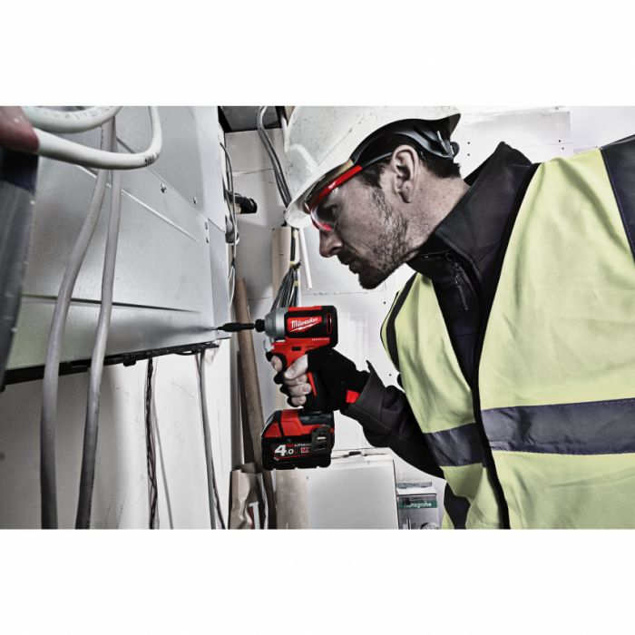 Гвинтоверт акумуляторний 1/4" HEX MILWAUKEE, M18 CBLID-402C, 180Нм, (зарядний пристрій, 2 акум.Х 4Ач, кейс)