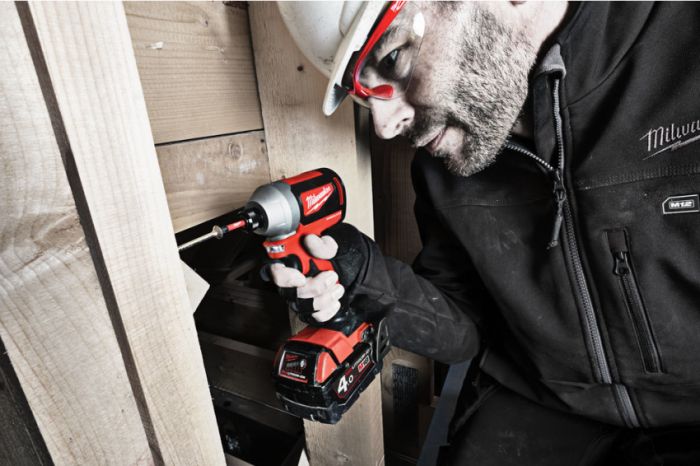 Гвинтоверт акумуляторний 1/4" HEX MILWAUKEE, M18 CBLID-402C, 180Нм, (зарядний пристрій, 2 акум.Х 4Ач, кейс)