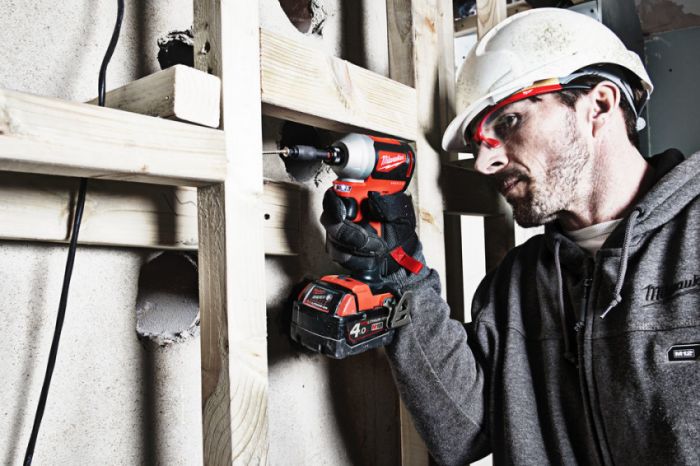 Гвинтоверт акумуляторний 1/4" HEX MILWAUKEE, M18 CBLID-402C, 180Нм, (зарядний пристрій, 2 акум.Х 4Ач, кейс)