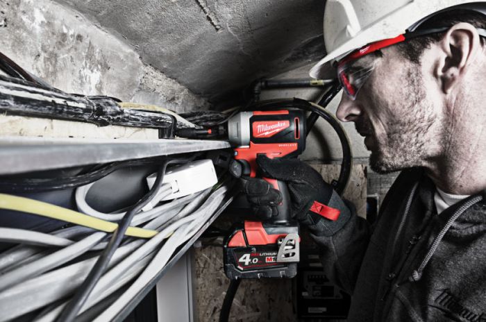 Гвинтоверт акумуляторний 1/4" HEX MILWAUKEE, M18 CBLID-402C, 180Нм, (зарядний пристрій, 2 акум.Х 4Ач, кейс)