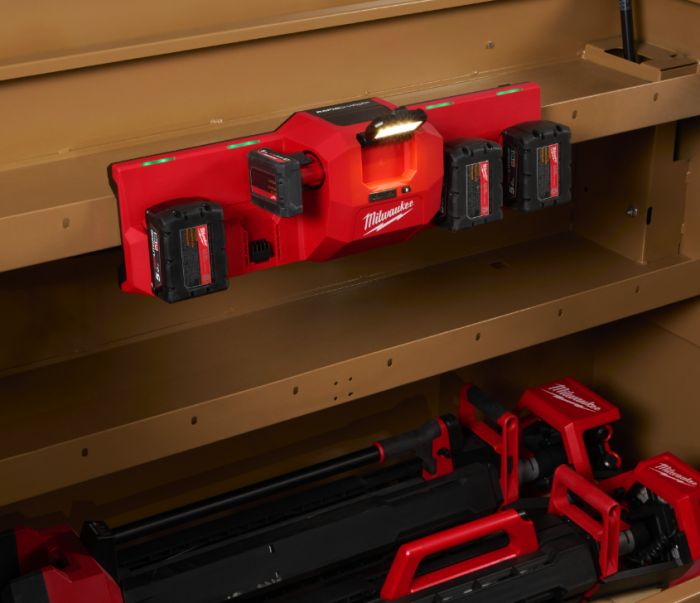 Зарядний пристрій MILWAUKEE M12-18 GBC4 (4хМ18, 2хМ12, ліхтар)