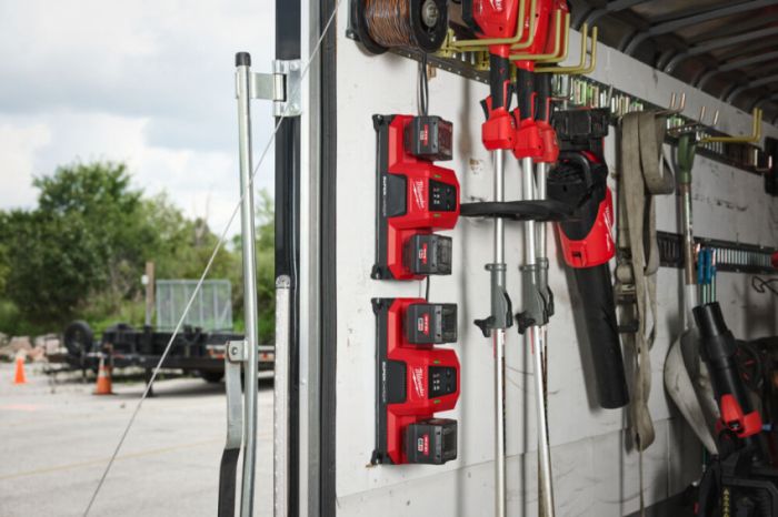 Зарядний пристрій MILWAUKEE M18 MDBSC DUAL SUPER CHARGER (на 2 акумулятора)